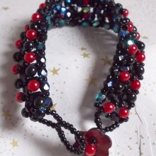 Schwarzes und rotes Samtperlenarmband mit Facetten und perlmuttfarbenen Glasperlen